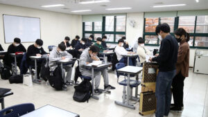 ค่าเรียนพิเศษ ยันกวดวิชาพุ่งกว่า 6 แสนล้าน พุ่งกว่า 60% ใน 10 ปีผ่านมา พ่อแม่เกาหลีใต้ทุ่มสุดซอยกับคุณภาพการศึกษาของครัวลูกคนเดียว ตะลึงค่าใช้จ่ายเรียนกวดวิชาลามลงถึงประถมต้น มากกว่าเกือบ 2 เท่าเทียบใช้จ่ายระดับมัธยม