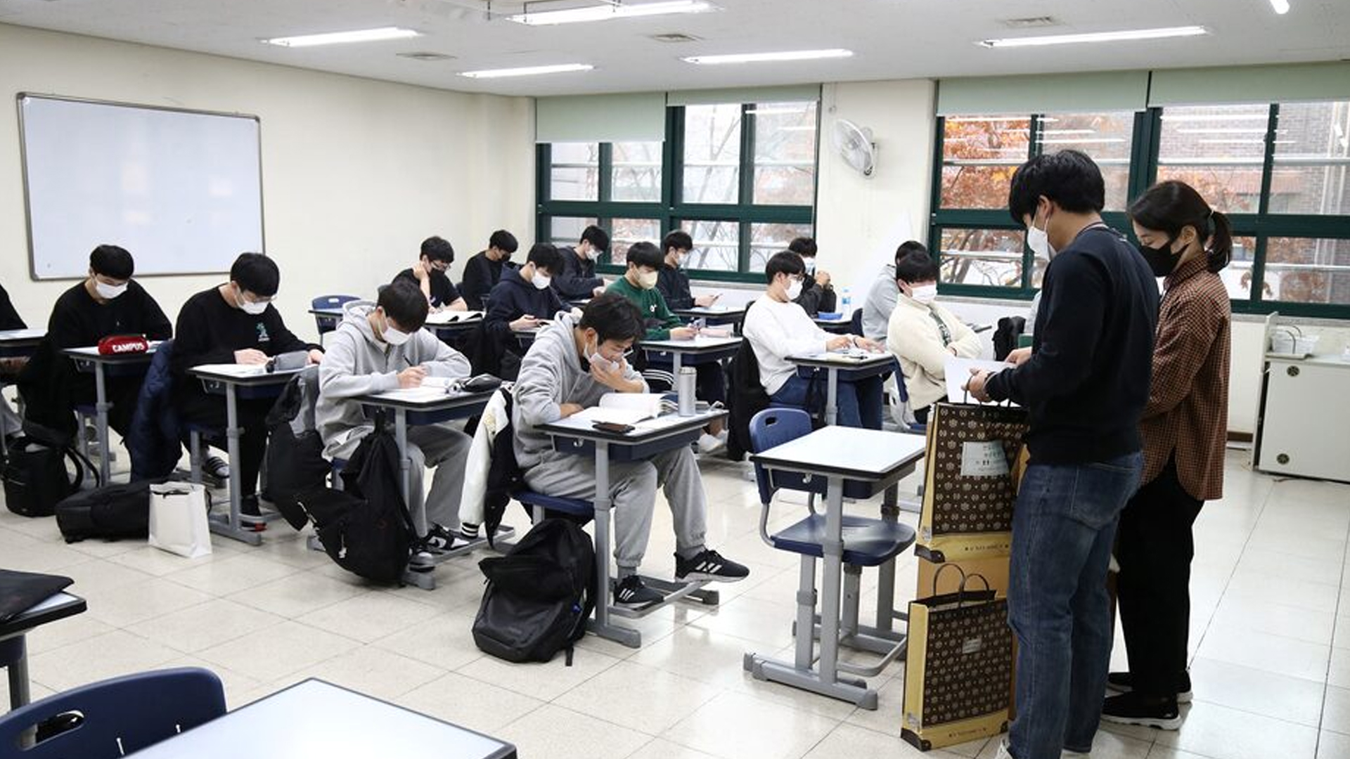 ค่าเรียนพิเศษ ยันกวดวิชาพุ่งกว่า 6 แสนล้าน พุ่งกว่า 60% ใน 10 ปีผ่านมา พ่อแม่เกาหลีใต้ทุ่มสุดซอยกับคุณภาพการศึกษาของครัวลูกคนเดียว ตะลึงค่าใช้จ่ายเรียนกวดวิชาลามลงถึงประถมต้น มากกว่าเกือบ 2 เท่าเทียบใช้จ่ายระดับมัธยม