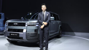 เศรษฐกิจ ไทยปี 69 เหนื่อยแน่นอน ซีอีโอกลุ่มเรเว่ ชี้ ตลาดรถ ใน ไทย ซบเซาใน 10 ปี กำลังซื้อชะลอ แบงก์ไม่ปล่อยกู้ บีวายดีตอกย้ำไทยเป็นศูนย์กลางผลิตรถ หากรัฐบาลหนุนชัดเจน โรงงานแห่งที่ 2 และ 3 อาจผุดในไทย