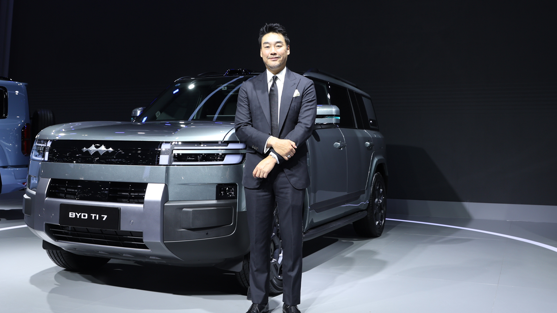 เศรษฐกิจ ไทยปี 69 เหนื่อยแน่นอน ซีอีโอกลุ่มเรเว่ ชี้ ตลาดรถ ใน ไทย ซบเซาใน 10 ปี กำลังซื้อชะลอ แบงก์ไม่ปล่อยกู้ บีวายดีตอกย้ำไทยเป็นศูนย์กลางผลิตรถ หากรัฐบาลหนุนชัดเจน โรงงานแห่งที่ 2 และ 3 อาจผุดในไทย