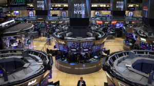 ตลาดหุ้น สหรัฐ ปิดร่วงรับวันสิ้นปี 2025 ดัชนีหุ้นดาวโจนส์ดิ่งหนักกว่า 300 จุด บันทึกประชุมแบงก์ชาติสหรัฐส่งซิกลดดอกเบี้ยต่อในปีหน้า ปี 2025 ตลาดหุ้นสหรัฐพุ่งสดใสกว่า 20% ดีสุดใน 4 ปี ปิดขึ้นถึง 3 ปีติดกัน มีขนาด 218% ของจีดีพีสหรัฐ ทำสถิติมากเป็นประวัติการณ์