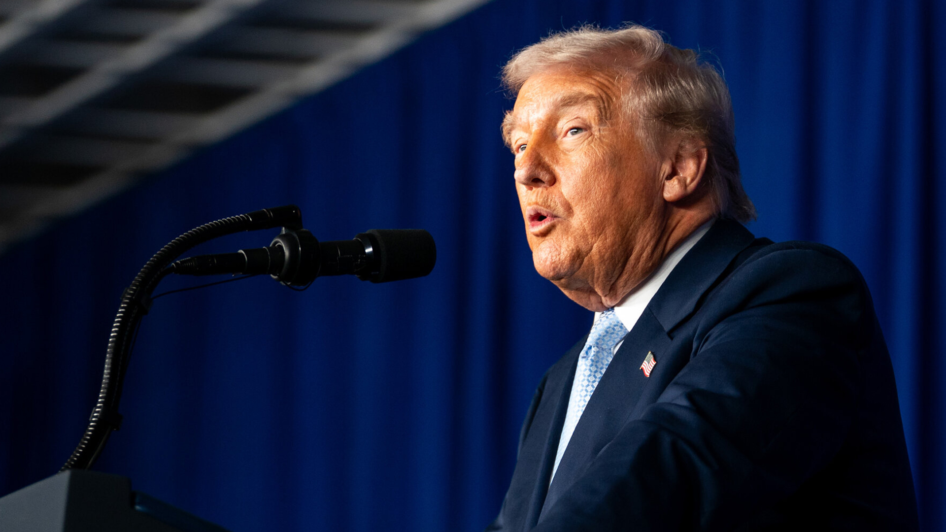 ปธน. ทรัมป์ เผย เวเนซุเอลา ใช้เงินได้จากข้อตกลงขายน้ำมันให้สหรัฐกว่า 2 พันล้านดอลล์มาซื้อสินค้าสหรัฐ ขอบคุณเวเนซุเอลาตกลงทำธุรกิจ และเป็นหุ้นส่วนหลักสำคัญของสหรัฐ