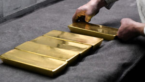 ทองคำโลก นิวยอร์กจ่อ 5,000 ดอลลาร์ ทำนิวไฮ 5 วันติดกัน ปิดทะลุ 4,988 ดอลลาร์ สูงสุดเป็นประวัติศาสตร์ครั้งใหม่ จบสัปดาห์นี้ดีสุดในเกือบ 6 ปี ทองคำโลกพุ่ง 14% จากต้นปีนี้ ดอลลาร์สหรัฐร่วงในรอบเกือบ 7 เดือน ปัญหาขัดแย้งเกาะกรีนแลนด์