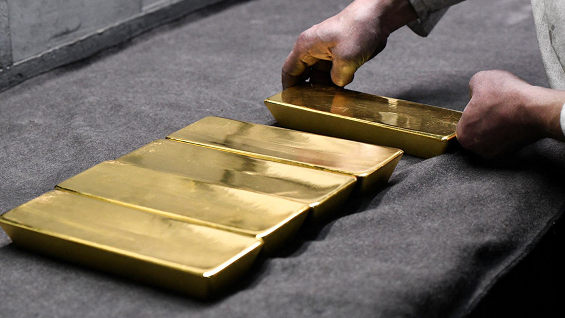 ทองคำโลก นิวยอร์กจ่อ 5,000 ดอลลาร์ ทำนิวไฮ 5 วันติดกัน ปิดทะลุ 4,988 ดอลลาร์ สูงสุดเป็นประวัติศาสตร์ครั้งใหม่ จบสัปดาห์นี้ดีสุดในเกือบ 6 ปี ทองคำโลกพุ่ง 14% จากต้นปีนี้ ดอลลาร์สหรัฐร่วงในรอบเกือบ 7 เดือน ปัญหาขัดแย้งเกาะกรีนแลนด์