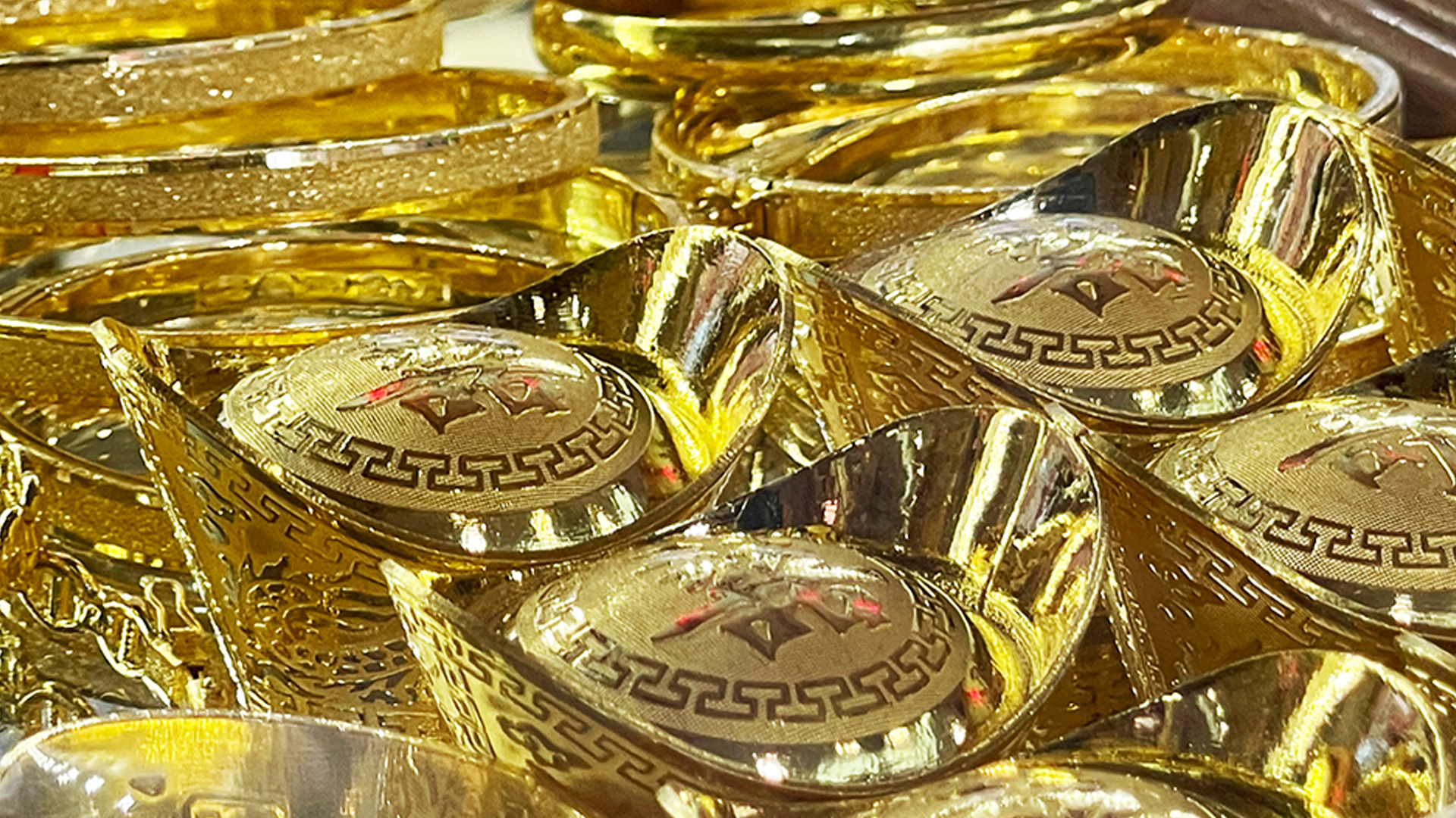 ทองคำไทย วันนี้วันเดียวกระฉูด +1,950 บาท ดันทองแท่งขายทะลุ 71,550 บาท รูปพรรณแตะ 72,350 บาท ระหว่างวันแตะสุด 72,750 บาท ทำสถิติสูงสุดใหม่ในประวัติศาสตร์