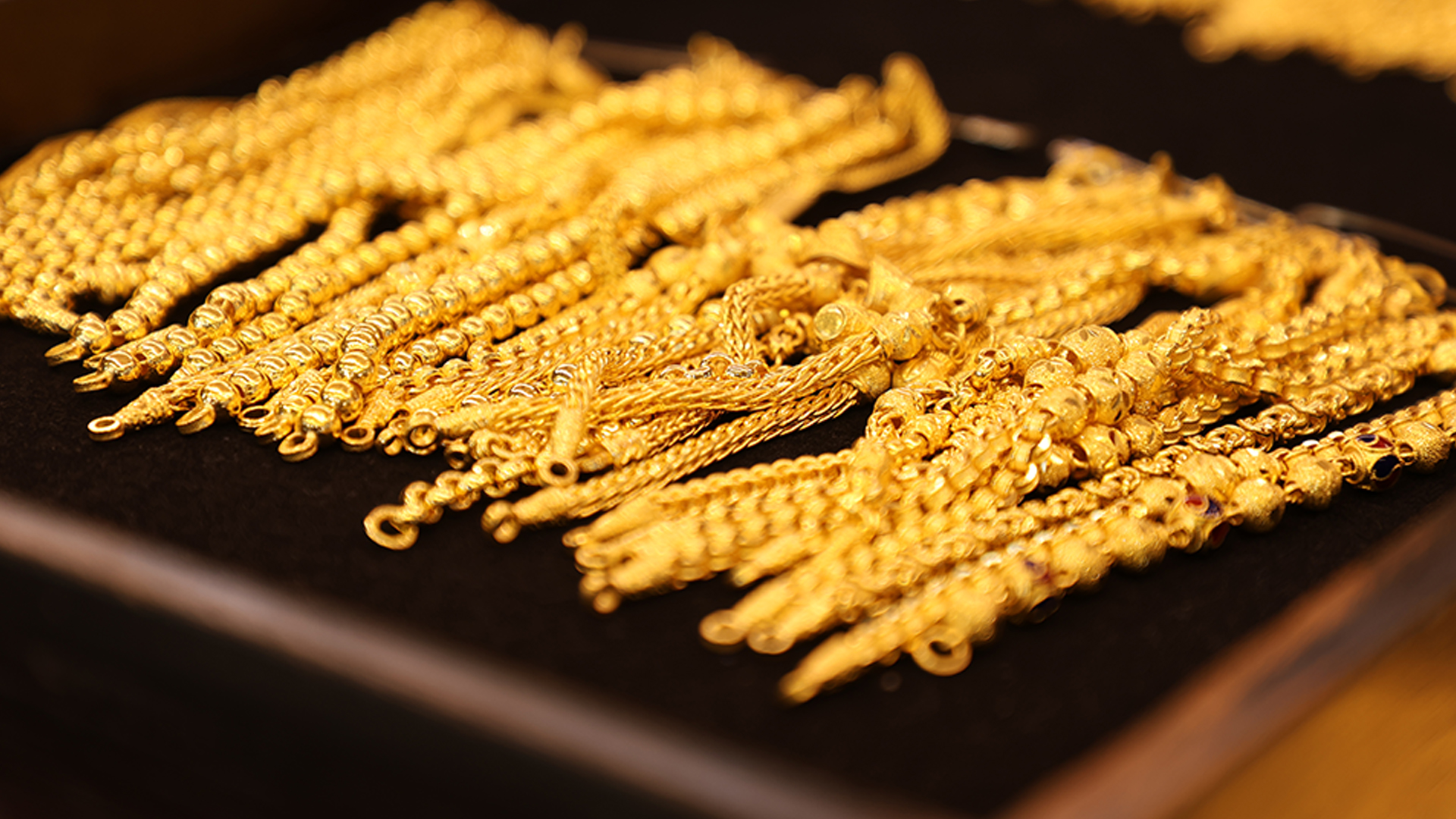 ทองคำไทย ปรับพุ่งรวดเดียว ขึ้นแตะ 2,100 บาท ดันทองแท่งขาย 76,900 บาท รูปพรรณแตะ 77,700 บาท ทุบสถิติทำราคาเปิดตลาดสูงสุดใหม่ต่อเนื่อง