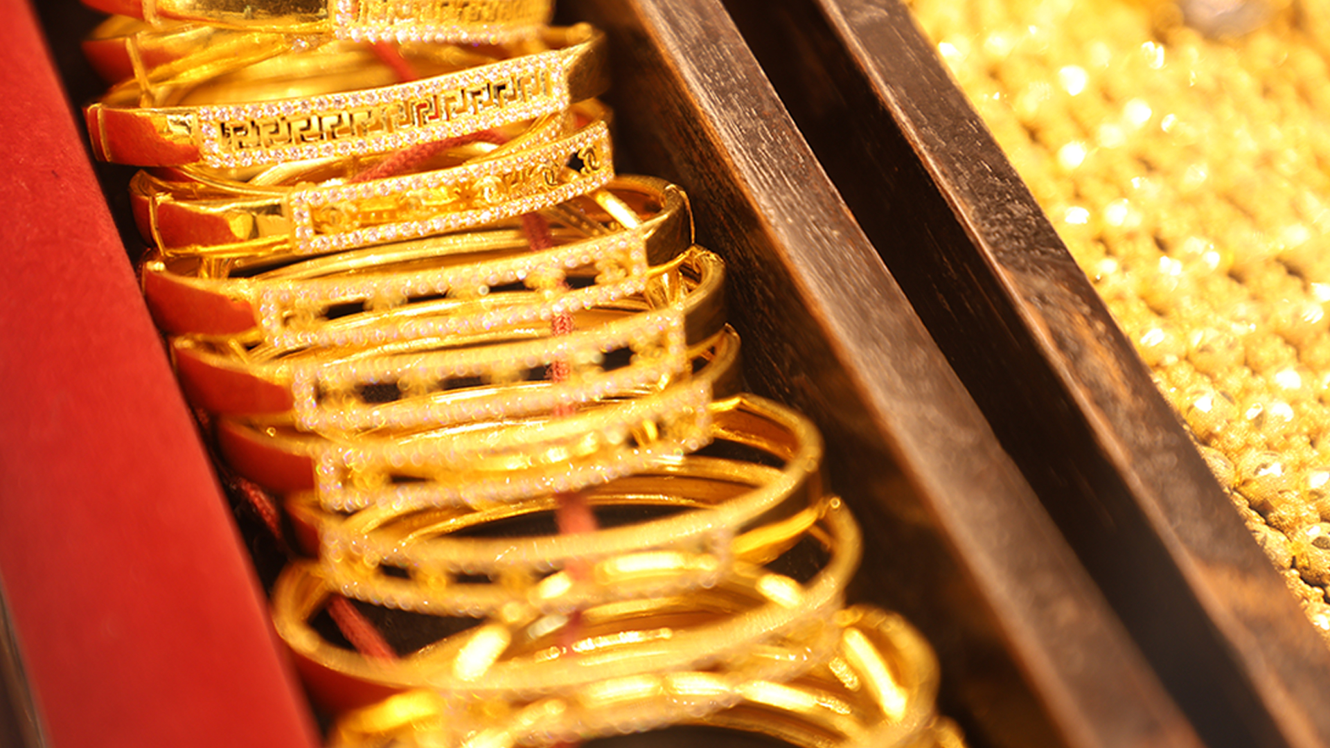 ทองคำไทย วันนี้ปิดจบวันกระฉูดรวม 1,700 บาท ระหว่างวันทองรูปพรรณขายทะลุ 75,750 ทุบราคานิวไฮ จบวันทองแท่งขาย 74,800 รูปพรรณแตะ 75,600 บาท ปิดทำระดับสูงสุดครั้งใหม่ในประวัติศาสตร์