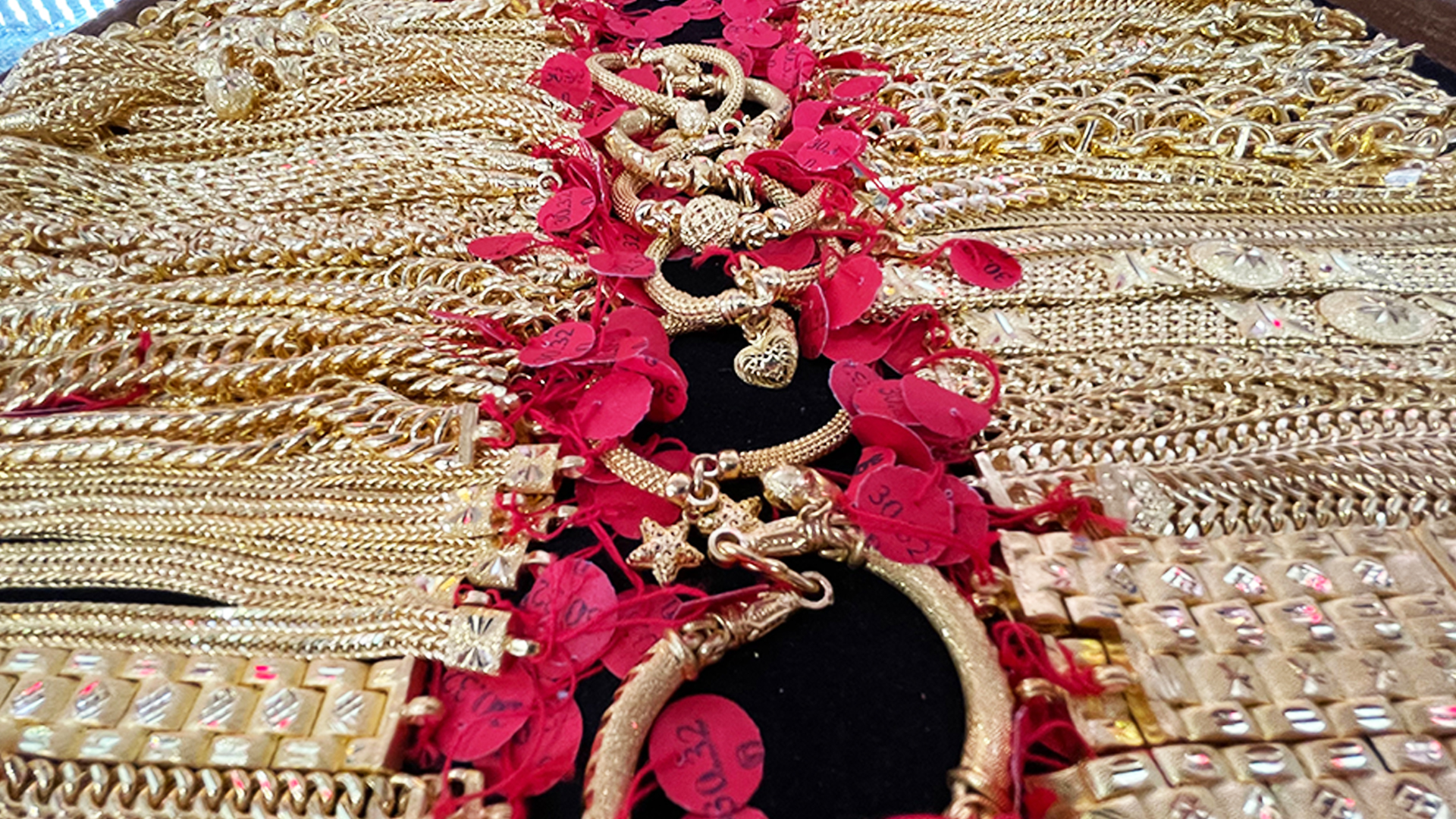 ตลาด ทองไทย ปิดทำนิวไฮวันที่ 3 ติดกันปิดแตะ 68,900 สูงสุดระหว่างนิวไฮถึง 68,950 ต้นปี 69 ราคาทองไทยขึ้นเกือบ 4,000 บาท หรือกว่า 6% ใน 2 สัปดาห์