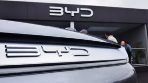 บีวายดี ฮึกเหิ่มดันยอดส่งมอบรถในต่างประเทศปี 69 ขึ้นเกือบ 25% แตะ 1.3 ล้านคัน ส่งซิกตลาดรถยนต์พลังงานใหม่ในจีนยังแข่งดุเดือด รัฐบาลจีนลดมาตรการสนับสนุนซื้อรถอีวี