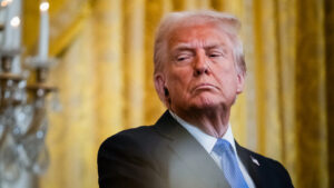 ปธน. ทรัมป์ ประณาม อังกฤษ จะส่งคืนหมู่เกาะชากอสให้ประเทศมอริเชียส ชี้เป็นการกระทำที่โง่เขลาอย่างอลังการ ตอกย้ำทำไมสหรัฐต้องได้เกาะกรีนแลนด์เพื่อความมั่นคงทางยุทธศาสตร์ชาติอเมริกา