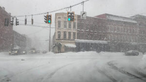 พายุหิมะ ประวัติศาสตร์อเมริกาหิมะ-ลูกเห็บ-น้ำแข็ง-ฝนเยือกแข็งมาครบ ประชาชน 200 ล้านคนใน 37 รัฐตกอยู่ในภาวะเฝ้าระวัง 23 รัฐประกาศภาวะฉุกเฉิน 7 แสนคนไม่มีไฟฟ้าใช้ เกือบ 10,000 เที่ยวบินยกเลิก