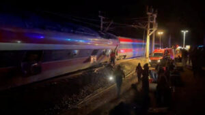 โศกนาฏกรรม รถไฟเร็วสูง 2 ขบวนมีผู้โดยสารรวม 400 คน ชนกันภาคใต้ในสเปน ขบวนแรกตกรางพุ่งข้ามรางไปชนอีกขบวนที่วิ่งสวนมา เสียชีวิตกว่า 21 ราย บาดเจ็บกว่า 100 ราย มี 21 รายสาหัส คนขับรถไฟดับ