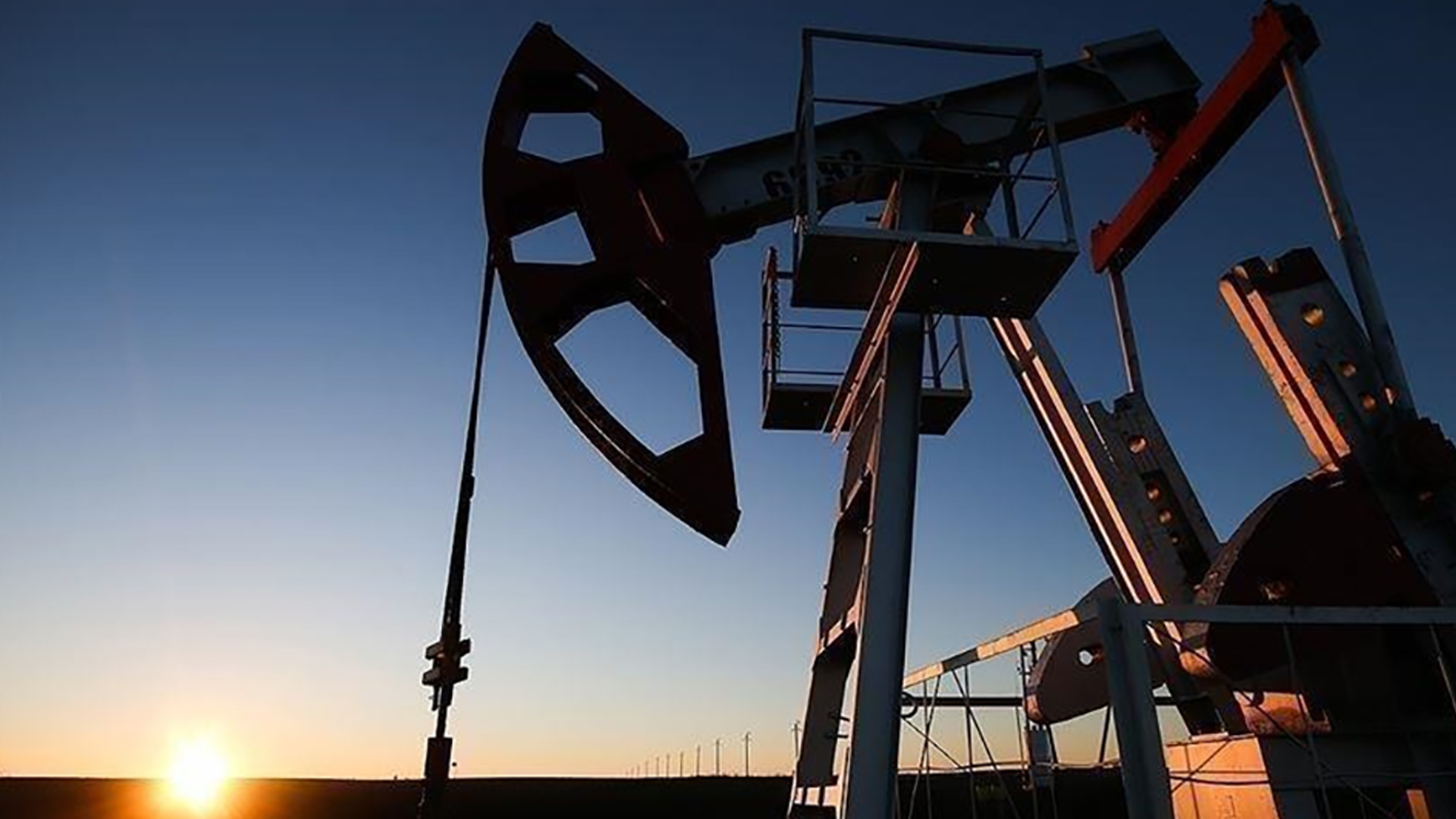 ตลาด น้ำมันดิบโลก ปิดขึ้นกว่า 1% ทะลุกว่า 66 ดอลลาร์ สูงสุดในเกือบ 2 เดือน ราคาขึ้น 5 วันติดกันกว่า 6 ดอลลาร์ เกินกว่า 10% อิหร่านขู่โจมตีฐานทหารสหรัฐในประเทศเพื่อนบ้าน หวั่นสหรัฐใช้กำลังทหารแทรกแซง ราคาน้ำมันในไทยทรงตัวมา 7 วันติดกัน