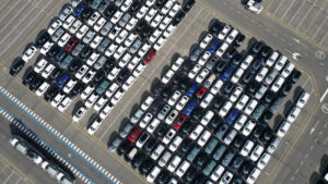 อินเดีย เตรียมหั่น ภาษีนำเข้า รถแบรนด์ยุโรปลง 70% จาก 110% เหลือ 40% ไม่รวมรถอีวีใน 5 ปีแรก คาดประกาศดีลเป็นทางการวันอังคารที่ 27 นี้ อินเดียเปิดตลาดเครื่องนุ่งห่มยันอัญมนีเข้ายุโรป ขณะที่ภาษีนำเข้ารถยนต์จากต่างประเทศของไทยเก็บระหว่าง 200-300%