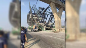 เครน ยักษ์ ก่อสร้าง ถนนยกระดับพระราม 2 ขาออก ในช่องทางด่วน หน้าโรงแรมปารีส สมุทรสาคร ร่วง ตกทับใส่รถ 2 คันเสียหายยับ จราจรติดขัด