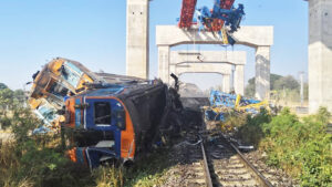 เครนก่อสร้างรถไฟ ไทย-จีนสัญญา 3-4 หล่นทับรถไฟ ช่วง อ.สีคิ้ว มีผู้บาดเจ็บหลายราย รอยืนยันผู้เสียชีวิต