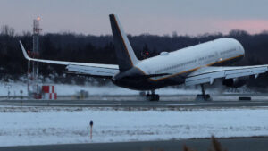 เครื่องบินคุมตัวปธน. เวเนซุเอลา และภรรยาลงจอดนิวยอร์ก ปธน.ทรัมป์แถลง สหรัฐ จะบริหารจัดการเวเนซุเอลาจนกว่าการเปลี่ยนผ่านสู่ผู้นำใหม่เรียบร้อย บริษัทน้ำมันสหรัฐชั้นนำจะลงทุนหลายพันล้านดอลลาร์ หวังซ่อมแซมอุตสาหกรรมผลิตน้ำมันดิบในเวเนซุเอลา