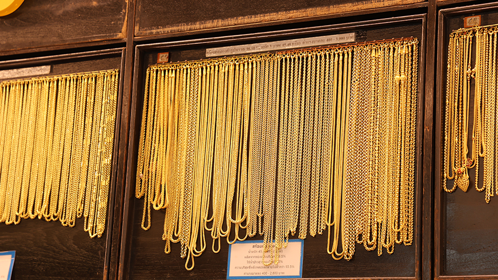 เปิดตลาด ทองไทย กระฉูด +1,400 ราคาเปิดมากอันดับ 2 ปีนี้ ดันทองแท่ง 74,500 รูปพรรณ 75,300 ทำนิวไฮครั้งที่ 9 ของปีนี้ วันแรกที่ทองแท่งแตะ 74,000 และรูปพรรณแตะ 75,000 ต้นปีนี้ทองไทยทะยาน 9,550 หรือ +14.7% ปี 2025 ถึงวันนี้ ทองคำไทยกระฉูด 68%