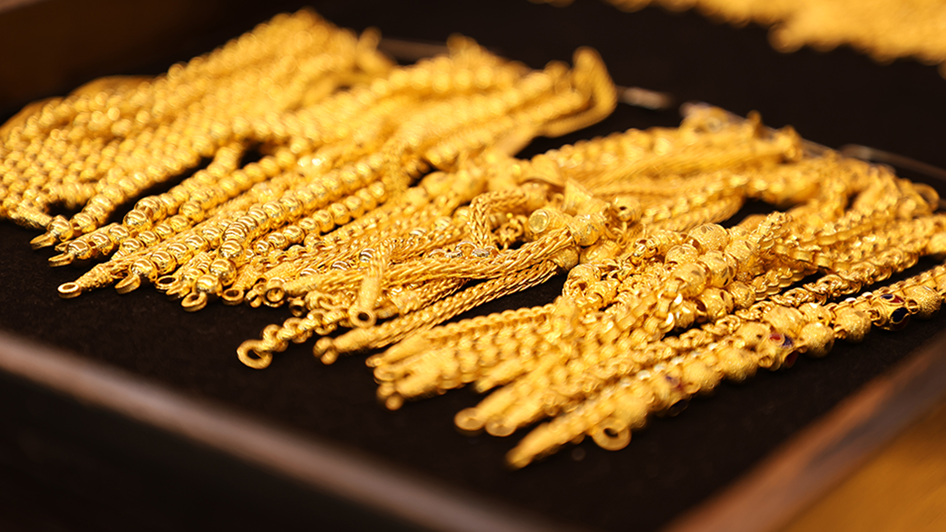 จบครึ่งวัน ทองคำ ไทย ปรับ 23 รอบ ดิ่งแรง -3,050 ทองแท่ง 71,150 ลึกสุดหลุด 71,000 แตะ 70,700 รูปพรรณ 71,950 ต้นปีนี้มาถึงครึ่งวันทองไทย 6,200(+9.54%) เป็นครั้งแรกราคาจากต้นปีนี้หลุด 10%