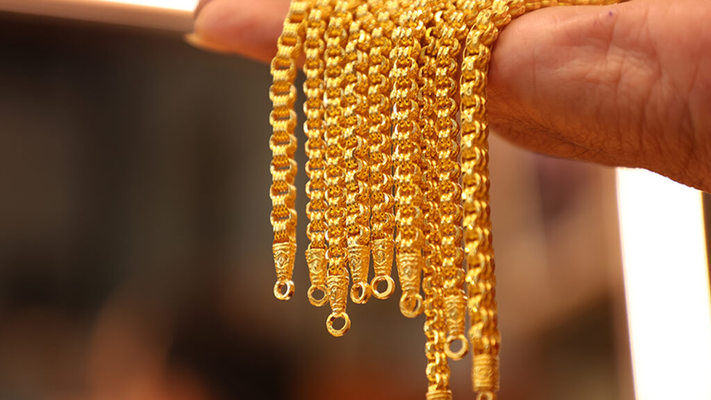 ทองคำ ไทยวันนี้ผันผวนรุนแรง ปิดสิ้นวันร่วงลึก -3,050 บาท กดทองแท่งขาย 71,150 บาท รูปพรรณขาย 71,950 บาท ปิดดิ่งรับวันแรกของเดือนกุมภาพันธ์